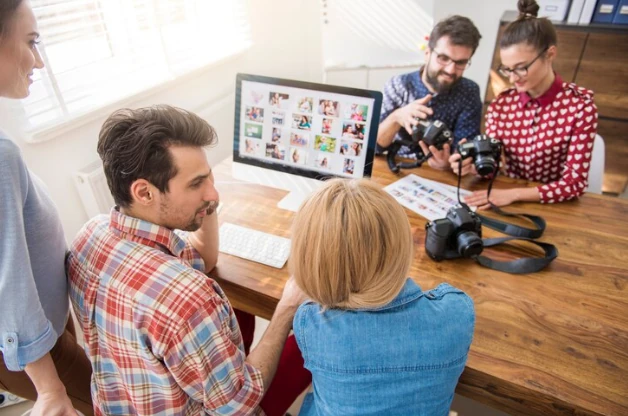 personas haciendo marketing en la computadora